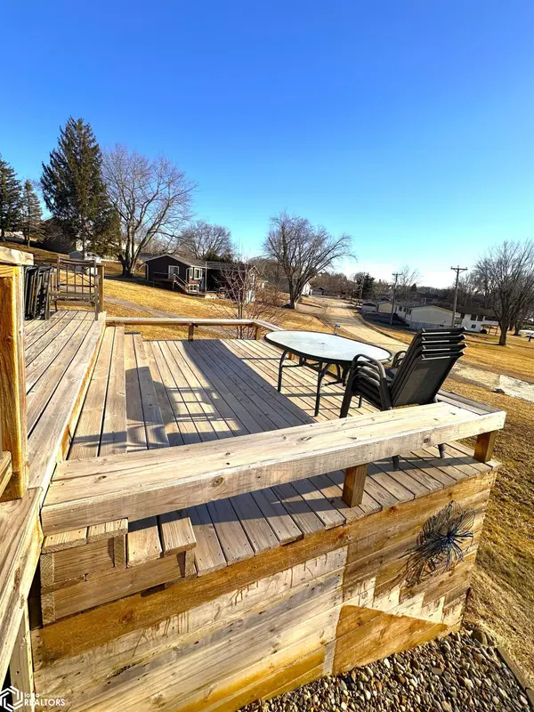 299 Center Point Dr., Montezuma, IA 50171