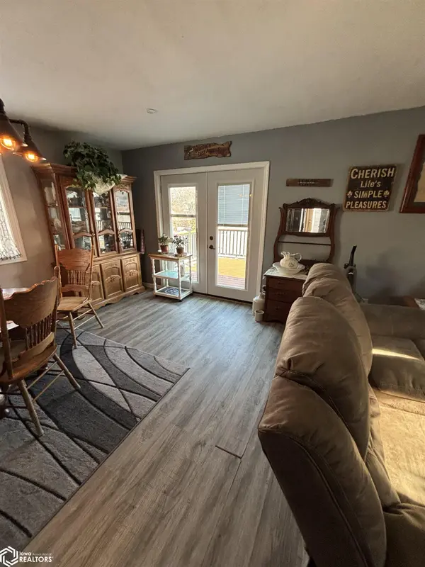 4223 W Lakeshore DR, Brooklyn, IA 52211