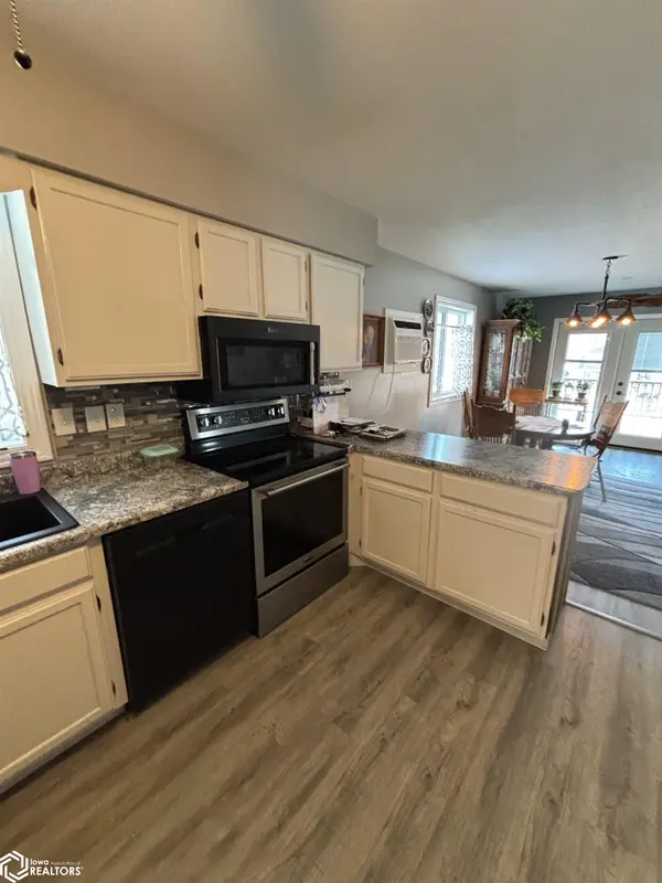 4223 W Lakeshore DR, Brooklyn, IA 52211