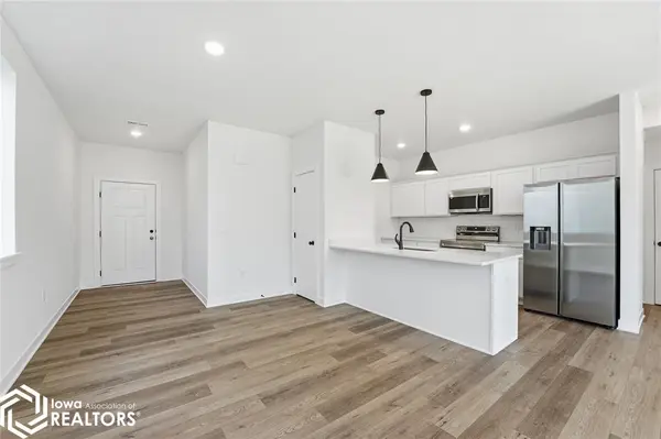 243 NW Waverly DR, Waukee, IA 50263