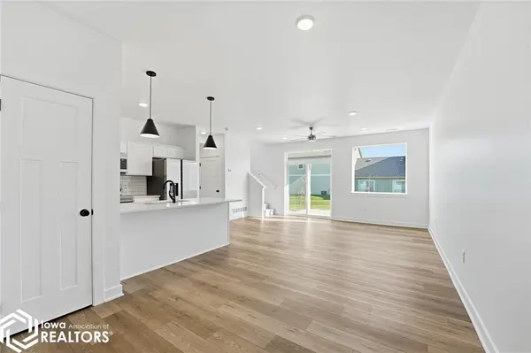 213 NW Waverly DR, Waukee, IA 50263