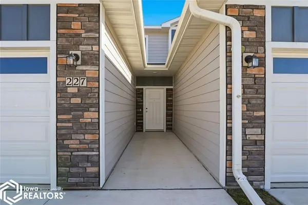 227 NW Waverly DR, Waukee, IA 50263