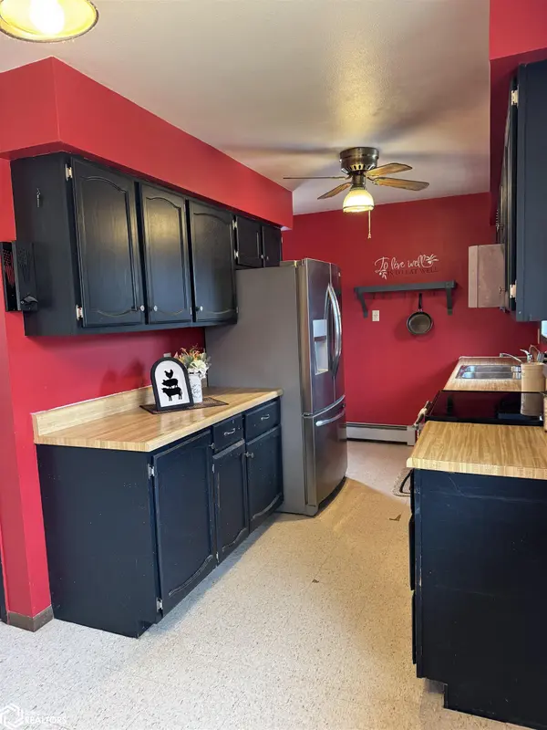 301 Amy LN, Mount Ayr, IA 50854