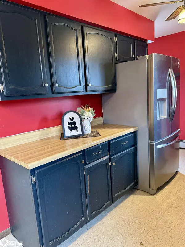 301 Amy LN, Mount Ayr, IA 50854