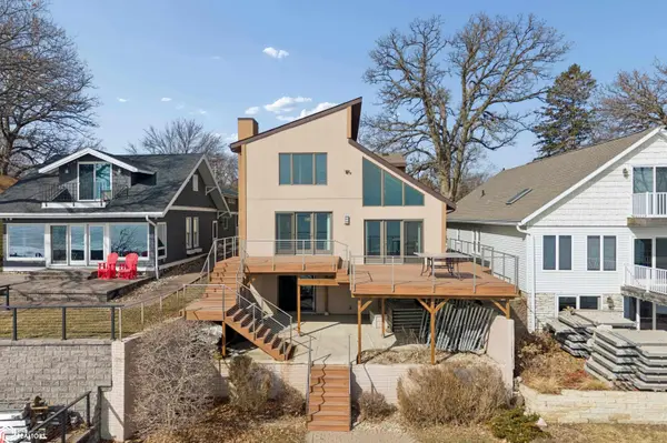 1823 N Shore DR, Clear Lake, IA 50428