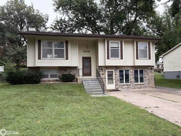 1908 Sunnyslope DR, Red Oak, IA 51566