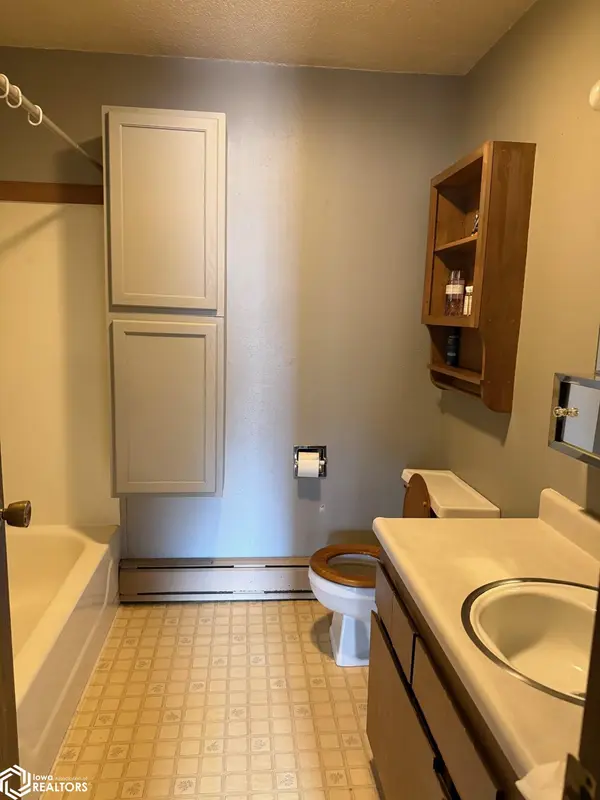 402 S Columbia ST, Bloomfield, IA 52537
