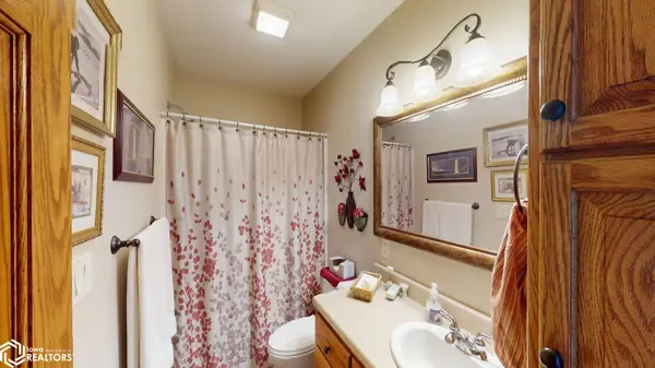 20 E Venetian Dr, Clear Lake, IA 50428