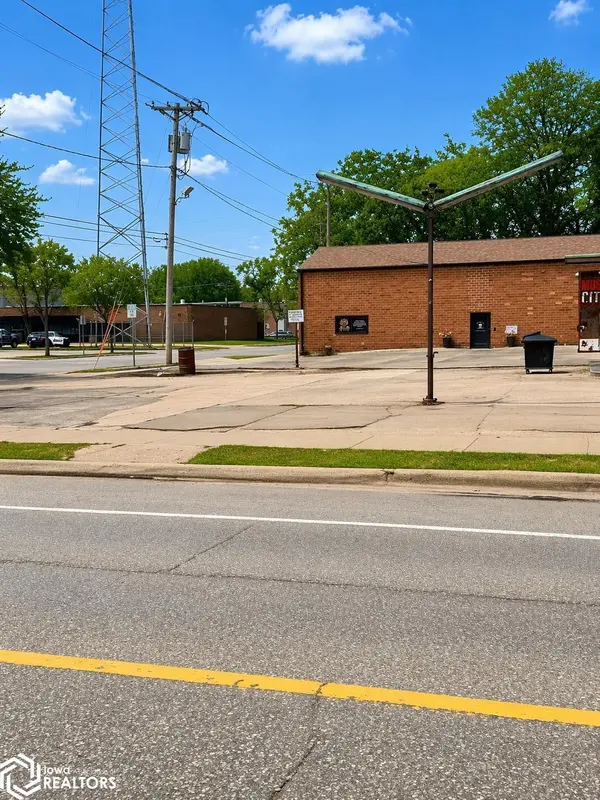 125 1st ST, Mason City, IA 50401