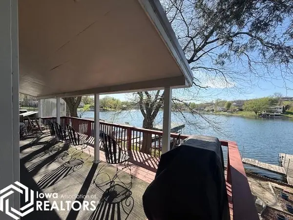 1035 Lakeshore DR, Brooklyn, IA 52211