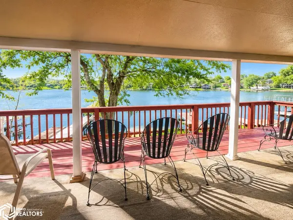 1035 Lakeshore DR, Brooklyn, IA 52211