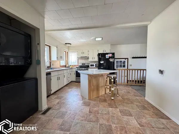 1605 Sparboe CT, Webster City, IA 50595