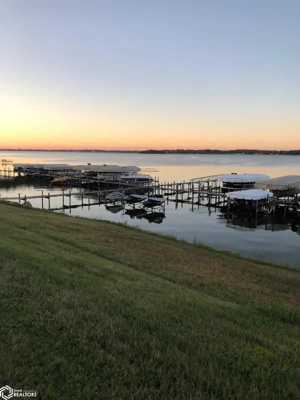 105 Woodlane DR, Clear Lake, IA 50428