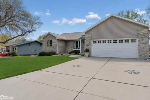105 Woodlane DR, Clear Lake, IA 50428