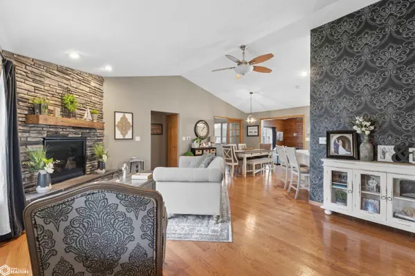 105 Woodlane DR, Clear Lake, IA 50428