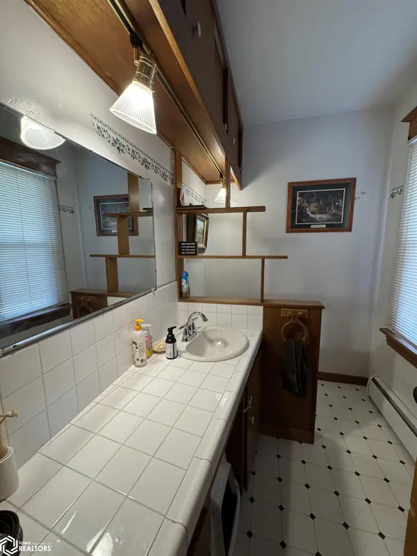 211 N Shuffleton ST, Sigourney, IA 52591