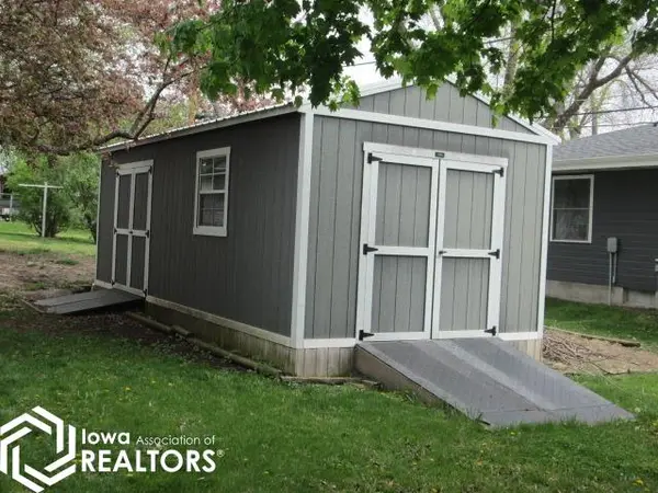 1104 1St ST, Belmond, IA 50421