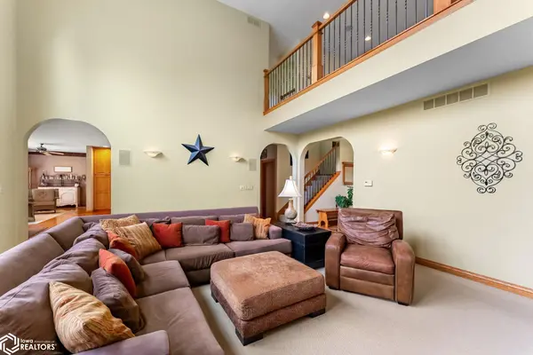 1402 Ridgeview CT, Washington, IA 52353