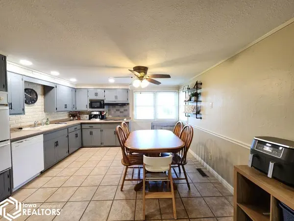 16111 245th ST, Mason City, IA 50401