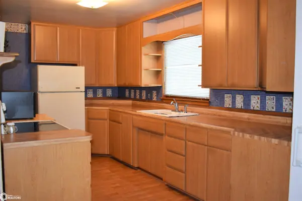 916 3Rd AVE, Ackley, IA 50601