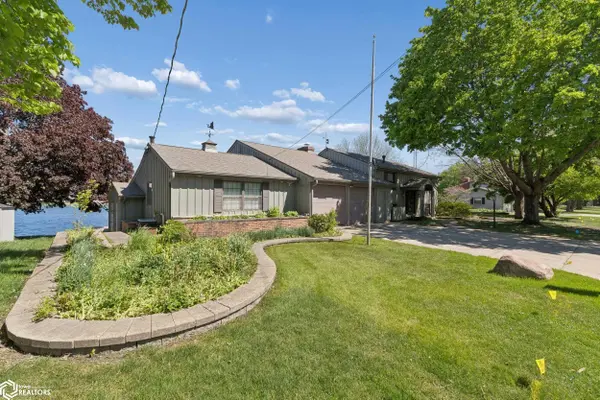 278 Lakeview DR, Mason City, IA 50401