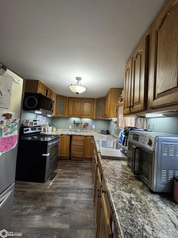 208 W 4Th ST, Hedrick, IA 52563