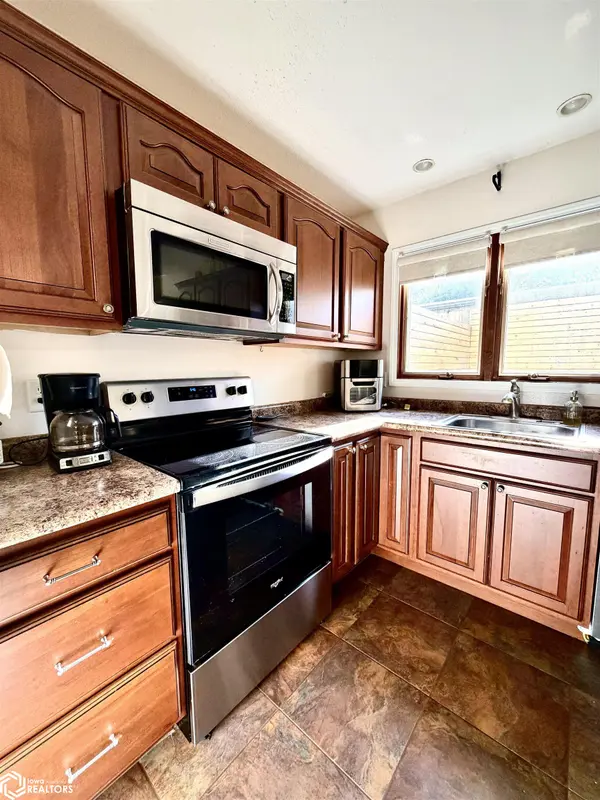 110 Sweetgrass LN, Forest City, IA 50436