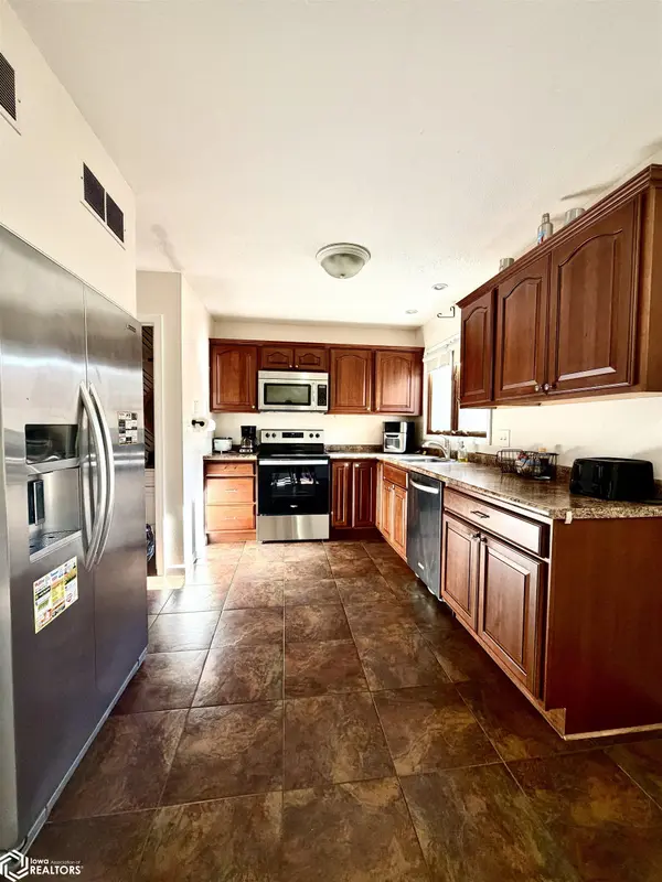 110 Sweetgrass LN, Forest City, IA 50436