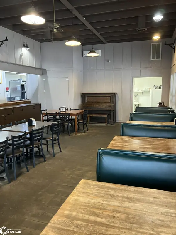 102 W Main St, Exline, IA 52555