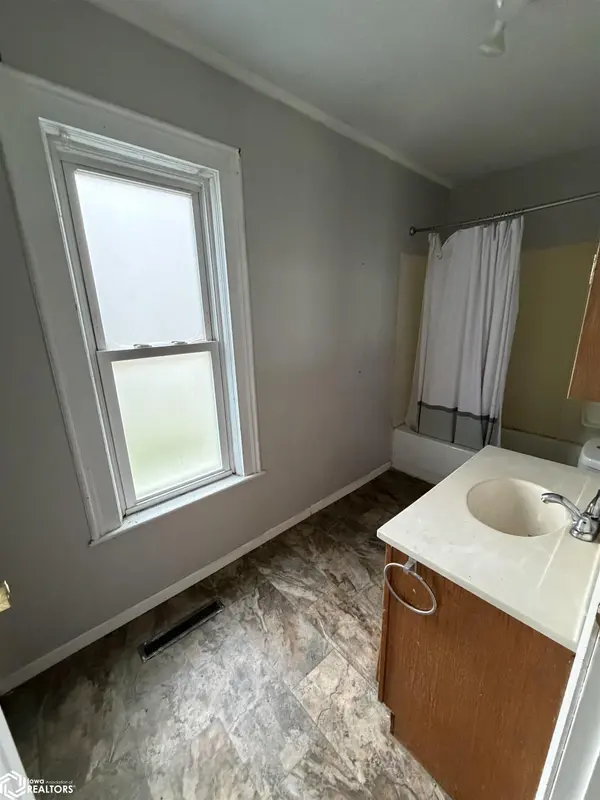 1307 10Th ST, Eldora, IA 50627