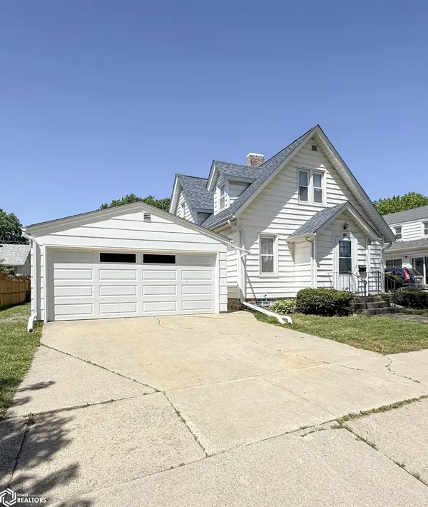 207 3rd ST, Hampton, IA 50441