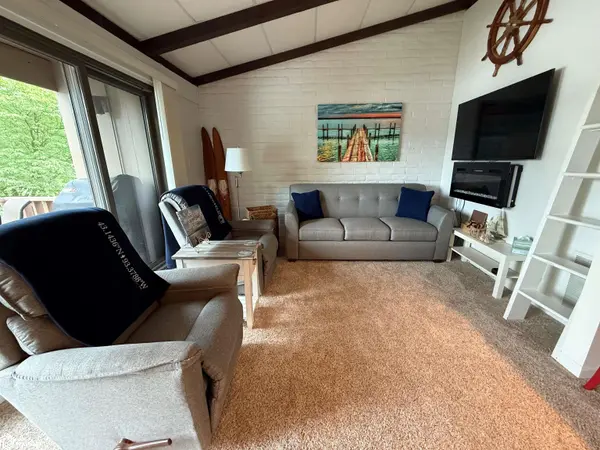 2700 N Shore DR #E18A, Clear Lake, IA 50428