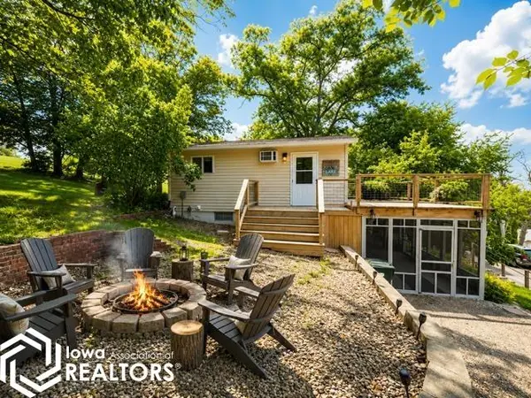 1285 Lakeshore DR, Brooklyn, IA 52211