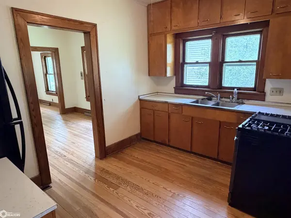 809 S 3rd ST, Fairfield, IA 52556