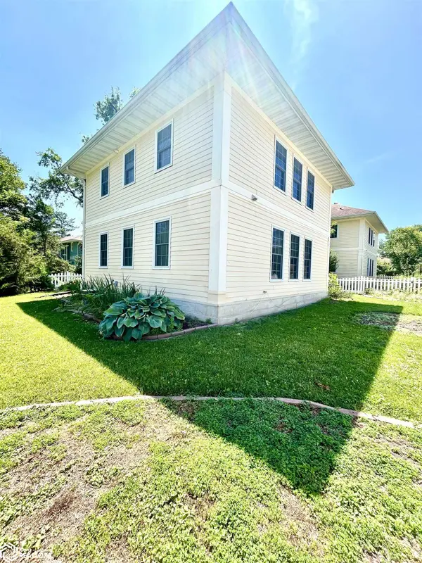710 Orchard PL, Fairfield, IA 52556