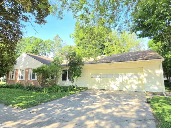 954 6th PL, Mason City, IA 50401