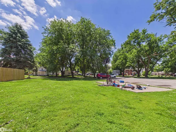 18 S 5Th ST, Albia, IA 52531