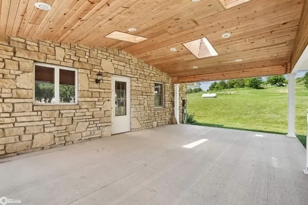 8311 Hidden Valley RD, Dubuque, IA 52003