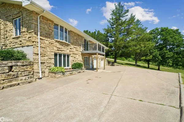 8311 Hidden Valley RD, Dubuque, IA 52003
