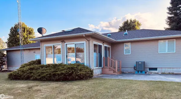 101 Southview Cir, Sheffield, IA 50475