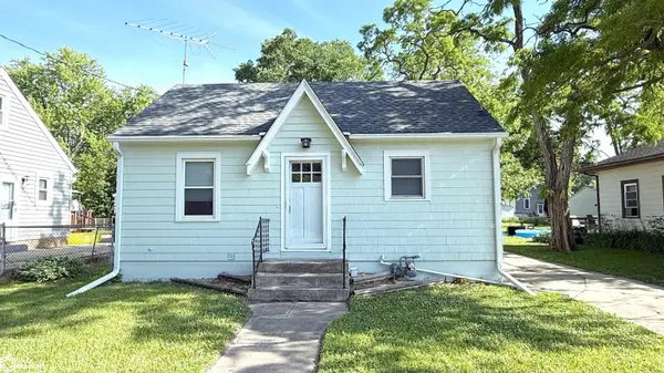 912 15th ST, Mason City, IA 50401