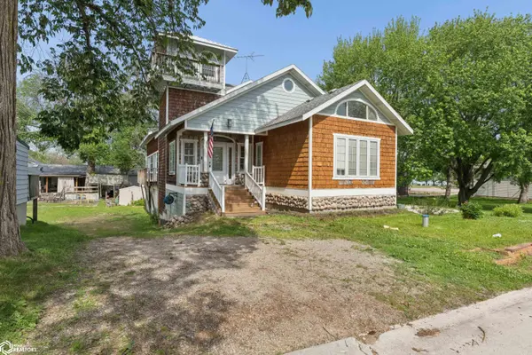 15378 Oakwood AVE, Clear Lake, IA 50428