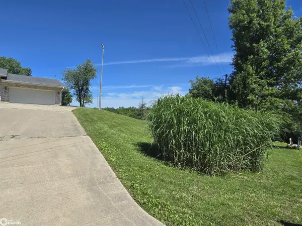2523 Bill Bone LN, Oskaloosa, IA 52577