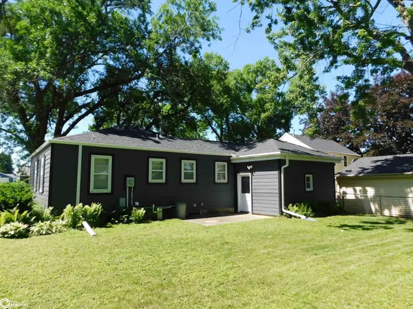 2004 S 3rd AVE, Newton, IA 50208