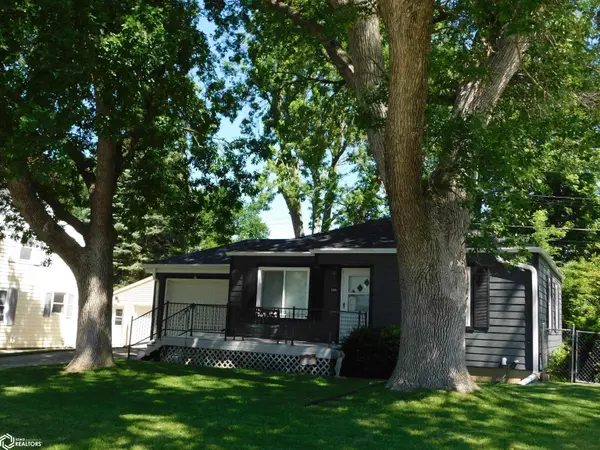 2004 S 3rd AVE, Newton, IA 50208