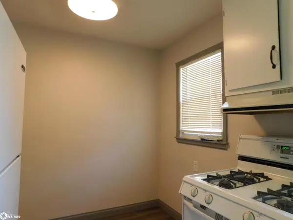 2004 S 3rd AVE, Newton, IA 50208