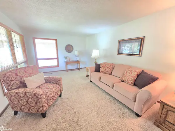 1009 Manor DR, Mason City, IA 50401