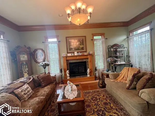 110 Spring Valley Dr, Livermore, IA 50558