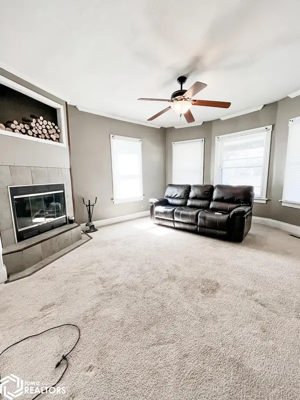 1104 S 5Th ST, Burlington, IA 52601