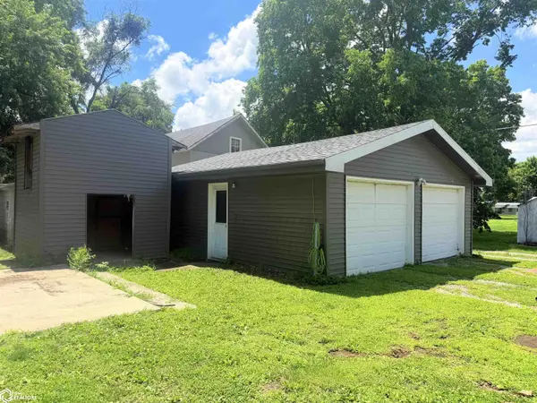 208 N 5Th ST, Eddyville, IA 52553